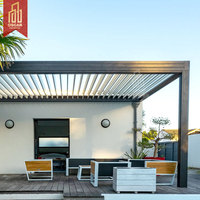 Pergola motorisée murale moderne pour jardin extérieur, pergola bioclimatique en aluminium à lames orientables avec écran motorisé et éclairage LED