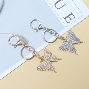พวงกุญแจโลหะผสมรูปผีเสื้อประดับเพชร พวงกุญแจโลหะผสมสังกะสี สีทอง สีขาว ของขวัญสำหรับทุกเพศทุกวัย จี้แฟชั่นตกแต่ง - Product Image 1