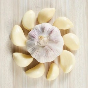 Ajo morado fresco 2,50 kg 2024 Temporada Ahumado Rodajas Grado una caja a granel de verduras Venta al por mayor Red Farmer's Own - Product Image 3