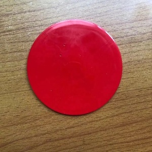 Sous-verres ronds en PVC rouge personnalisés avec logo, antidérapants, résistants à la chaleur, idéaux pour les bars, les restaurants et les bureaux - Product Image 2