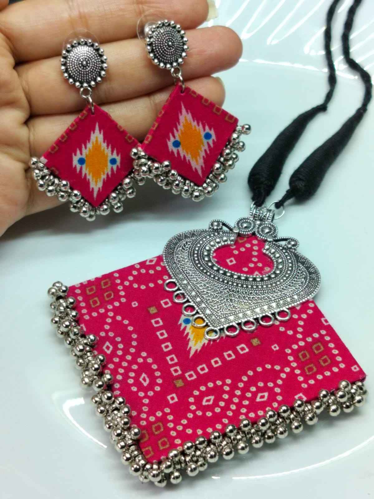 สีชมพูร้อนแรงพร้อมเน้นหลากสี