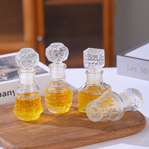 <span class=keywords><strong>Regalo</strong></span> <span class=keywords><strong>DE</strong></span> <span class=keywords><strong>BODA</strong></span> 50ml Cuadrado Redondo Vacío Vidrio en relieve Botella <span class=keywords><strong>de</strong></span> <span class=keywords><strong>vino</strong></span> pequeña Mini Decantador <span class=keywords><strong>de</strong></span> licor con tapa <span class=keywords><strong>de</strong></span> tapón - Product Image 3