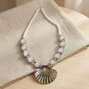 Collier pendentif rond en verre perlé moderne et élégant pour filles et femmes en blanc pour les fêtes, les mariages et les occasions spéciales - Product Image 2