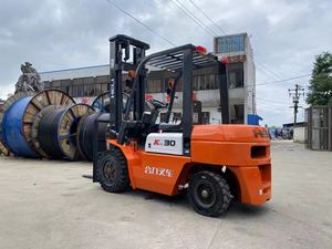 Haute qualité Komatsu 3 tonnes 4WD chariot élévateur diesel utilisé utilitaire mât à deux étages performance stable bon état ferme prix bon marché - Product Image 4