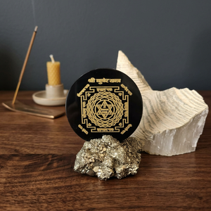 Placa de Carga Redonda de Ágata Negra Natural con Yantra Kuber Grabada – Decoración Energética de Cristal Tallado para el Hogar - Product Image 2