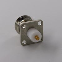 Connecteur coaxial RF étanche IP67 avec connecteur femelle N, bride carrée de 17,5 mm, isolateur étendu de 8 mm et broche de 3 mm