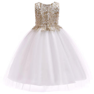 Abito da festa per bambina 2020, decorazioni con applicazioni dorate, colore bianco, abito elegante per bambina, design per vestito da bambina. - Product Image 4