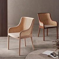 Chaise de salle à manger en bois massif avec accoudoirs, dossier en rotin respirant, coussin moelleux, style minimaliste Wabi-Sabi, usage commercial