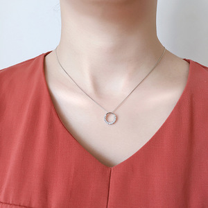 จี้รูปวงกลมแบบวงแหวน จี้รูปวงแหวนกลวงสำหรับผู้หญิง คลาสสิก เงินแท้ S925 ประดับเพชร CZ ทรงเหลี่ยม สร้อยคอคลาวิเคิลสำหรับสาวๆ เครื่องประดับ - Product Image 2