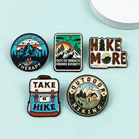 Broche en alliage émaillé pour randonnée en plein air, badge de camping et d'alpinisme, accessoires personnalisés modernes aux éléments montagnards d'inspiration antique