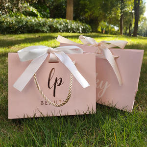 Sac fourre-tout en carton enduit de luxe personnalisé, ruban, matériaux recyclés, logo imprimé en couleur personnalisé - Prix d'usine, boutique - Product Image 1