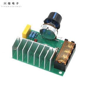 Xingkai ตัวควบคุมแรงดันไฟฟ้าอิเล็กทรอนิกส์4kVA เฟสเดียว AC 50/60Hz พร้อมแผงระบายความร้อนอลูมิเนียมป้องกันฟิวส์ - Product Image 1