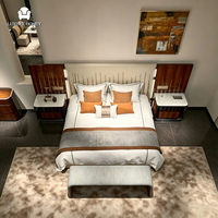 Lit en cuir de style italien de luxe, placage de bois naturel de qualité supérieure et tête de lit rembourrée, meubles de chambre personnalisables