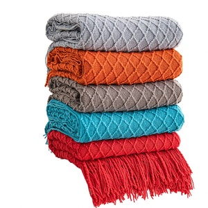 Manta de punto de poliéster 100% suave y ligera de 50*60 pulgadas para sofá, decoración del hogar, estilo europeo, color liso, venta al por mayor - Product Image 2