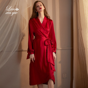 Robe de chambre longue en satin rouge pour mariée et demoiselles d'honneur, col en V sexy, taille élastique, respirante, en soie glacée, idéale pour l'été - Product Image 1
