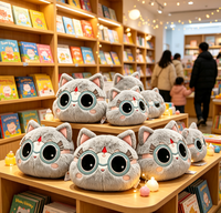 Peluche chat gris rêveur avec lunettes, yeux turquoise, bijou frontal rouge, oreilles intérieures roses, design personnalisé