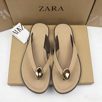 Sandales plates tendance pour femme en PU avec semelle en caoutchouc et décoration métallique, style rétro pour l'été et les loisirs en extérieur