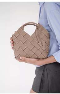 Bolso de Mano de Diseño Casual para Mujer, Tejido en Piel Vacuna, Estilo Lujoso y Exclusivo, con Cadena Cruzada y Correa para el Hombro - Product Image 4