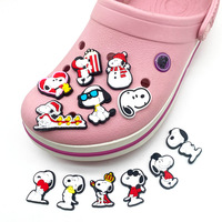 HY 2026 Vente en gros de décorations de chaussures en PVC souple de dessin animé mignon, décorations de chaussures Snoopys avec des décorations en dentelle et des boutons