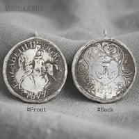 PM36891 Pendentif Collier Fait Main avec Pièce de Monnaie Équestre Elizabeth II, Bijou Plaqué Argent Antique, Breloque pour Sac et Porte-clés