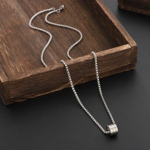 Collier en Titane Anti-ternissement avec Pendentif Cylindrique Géométrique Minimaliste et Chaîne Maille Forçat pour Hommes et Femmes – Vente en Gros - Product Image 5