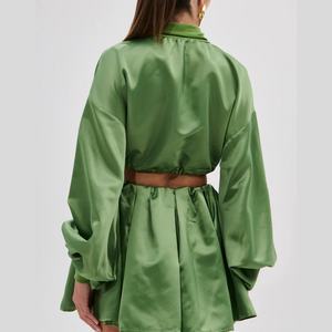 Fabricantes de Ropa OEM Personalizada para Mujer, Conjuntos de Dos Piezas de Blusa de Cuello Alto y Minifalda de Satén - Product Image 2