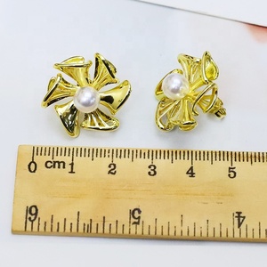 Boucles d'oreilles clous géométriques irrégulières à motif dentelle plaquées or 18 carats pour femme – Idée cadeau - Product Image 6