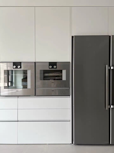 Ensemble d'armoires de cuisine blanches de style moderne minimaliste personnalisé avec îlot, finition laquée haute brillance, bois massif de luxe - Product Image 4