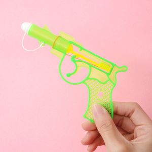 Pistola de goma clásica, juguete manual de plástico para niños de 5 a 7 años, unisex, color aleatorio - Product Image 3