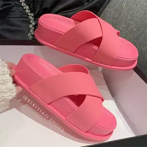 Verão das mulheres Novo Outwear Leve Casual Praia Sapatos Grossa Sole Chinelos Cruz Chinelos