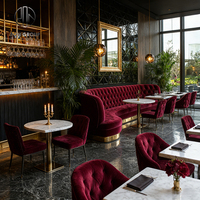 Modernes Luxuriöses Kommerzielles Goldmetallgestell Rotes Samt-Sitzgruppen-Set Weißer Marmortisch-Set für Restaurant Café Club Hotel