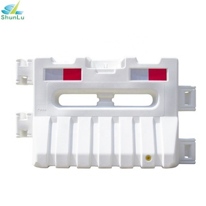 Barrières de sécurité routière en plastique HDPE remplissables d'eau pour la gestion de la sécurité routière en intérieur, équipement de circulation intérieure essentiel - Product Image 2