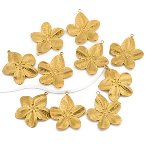 Pendentif Fleur en Acier Inoxydable Plaqué Or à Cinq Pétales, Composant de Bijoux pour la Fabrication de Boucles d'Oreilles et Colliers DIY, Vente en Gros - Product Image 1