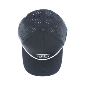 Gorra deportiva transpirable e impermeable de malla tipo trucker, de poliéster con perforaciones cortadas a láser, para golf, modelo The Other Cap - Product Image 5