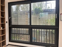 Ventana Abatible de Aluminio Moderna y de Lujo, con Barras de Seguridad Decorativas, Vidrio Low-E, Sistema de Rotura Térmica, Certificación Energy Star