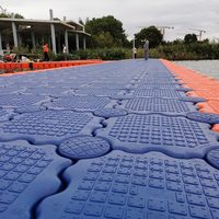 Matériel de protection de l'environnement en plastique, solide et durable, flottant sur le bord du lac