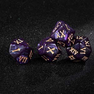 ชุดลูกเต๋าอะคริลิกทรงหลายเหลี่ยม 7 ชิ้น สีม่วง ขอบคม ผลิตด้วยมือ ลายกาแล็กซี่ พร้อมตัวเลขโรมัน เพื่อประสบการณ์ RPG ที่ไม่เหมือนใคร - Product Image 4
