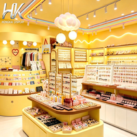Meuble de Présentation Personnalisable Jaune pour Magasin : Vitrine Murale, Étagère Arquée, Comptoir Îlot pour Bijouterie et Boutique