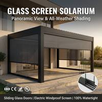 Pergola bioclimatique de luxe avec portes coulissantes en verre et écran motorisé électrique coupe-vent pour jardin de villa haut de gamme