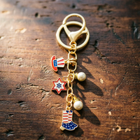 Porte-clés Émail Patriotique USA Noble avec Breloques Chapeau Uncle Sam, Étoile, Botte de Cowboy et Perle, Fermoir Mousqueton, Pendentif de Sac