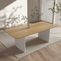 Table à manger rectangulaire minimaliste moderne avec base en piédestal blanc cannelé et plateau en bois grainé, table créative pour l'ameublement de la maison