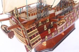GIA NHIEN HMS VICTORY avec éclairage, modèle de bateau à voile historique pour la décoration de la maison, du bureau et les cadeaux d'entreprise, en bois artisanal de qualité supérieure - Product Image 3