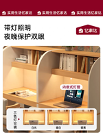 Table de bibliothèque en bois couleur bois avec cloison, bureau de lecture long combiné avec étagère pour plusieurs personnes dans une salle d'étude scolaire