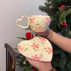 Tasses et assiettes en céramique en forme de cœur peintes à la main de style coréen, tasses et assiettes à café irrégulières en forme de cœur - Product Image 5