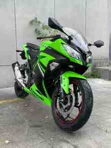 Moto Sportive Kawasaki Ninja 400cc d'Occasion à Essence pour la Route - Product Image 2