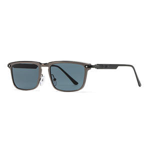 Nuevas Gafas de Sol Unisex Europeas Americanas con Marco Metálico, Protección UV400, Lentes Cuadradas Negras de PC para Conducir y Uso en Exteriores - Product Image 4