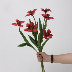 ดอกไม้ประดิษฐ์สี<span class=keywords><strong>แดง</strong></span>ขายส่ง LO-848 ช่อดอกไฟลิลลี่ ซิมบิเดียม ไฮเดรนเยีย แวนด้า ผลเบอร์รี่สี<span class=keywords><strong>แดง</strong></span> ดอกไม้ปลอมสำหรับตกแต่งงานแต่งงานและบ้าน - Product Image 3
