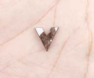 Anillo con Colgante en Forma de V con Diamante Cultivado en Laboratorio de Color Sal y Pimienta de 1.37 CT, 9.8x9.7mm, Certificado IGI - Product Image 5