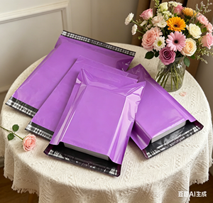 Sobres de polietileno blancos grandes, resistentes, impermeables, para envíos de edredones, almohadas, ropa de cama y paquetes. - Product Image 1