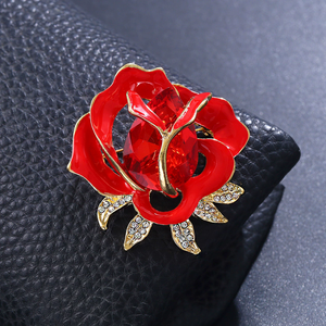 Broches de Flores de Rosa Roja Brillante Weiman, Broches de Diseñador Personalizados de Aleación Chapada en Oro con Cristales de Estrás para Mujer - Product Image 4